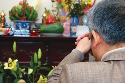 Đặt bát hương, thắp nhang trên bàn thờ như thế nào để mang lại bình an, ‘rước lộc’ cho gia đình?