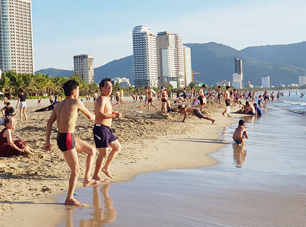 Chủ tịch TP Đà Nẵng: “Tắm biển bữa này nữa, mai mốt chắc phải tái giãn cách xã hội!”