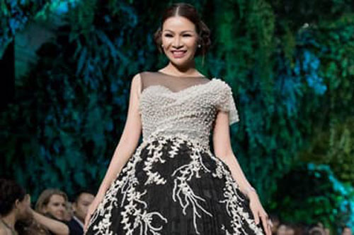Ở ẩn sau 3 năm, quý bà Bùi Thị Hà bất ngờ xuất hiện trên sàn catwalk khiến giới mộ điệu thời trang thổn thức