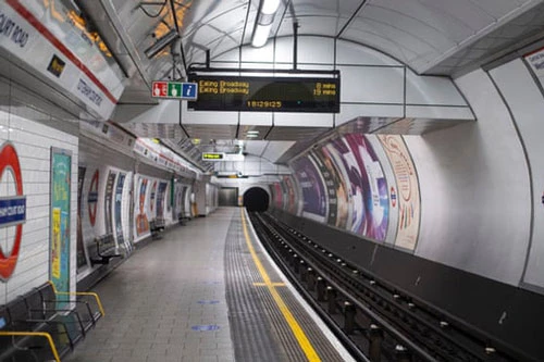 Ga tàu điện ngầm tại London, Anh vắng vẻ trong dịch COVID-19. (Nguồn: The Guardian)