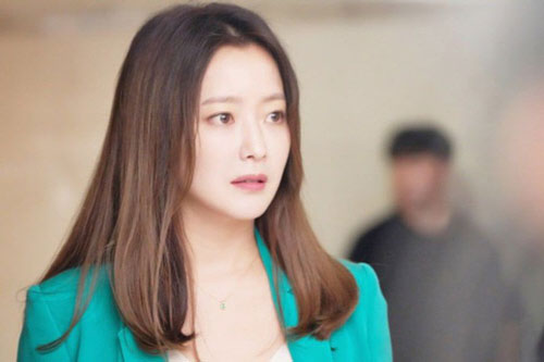 Suốt ngày mẹ chồng khen dâu cả, cho đến một ngày từ nhà chị ấy trở về, bà ôm chặt tôi bật khóc và nói sẽ không bao giờ quay trở lại ngôi nhà đó