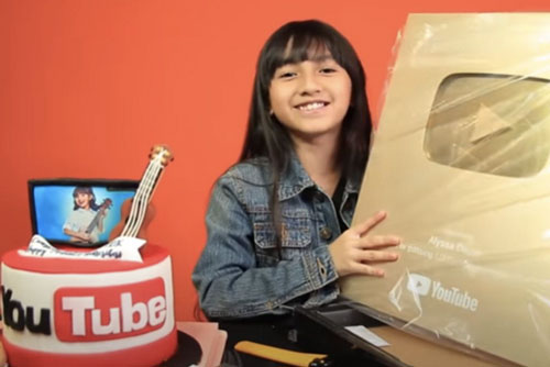 Vlogger 12 tuổi tự mua xe tiền tỷ nhờ thu nhập cực khủng từ YouTube