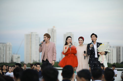 Tăng Phúc xúc động khi Pha Lê vác bụng bầu lên sân khấu hát ngẫu hứng