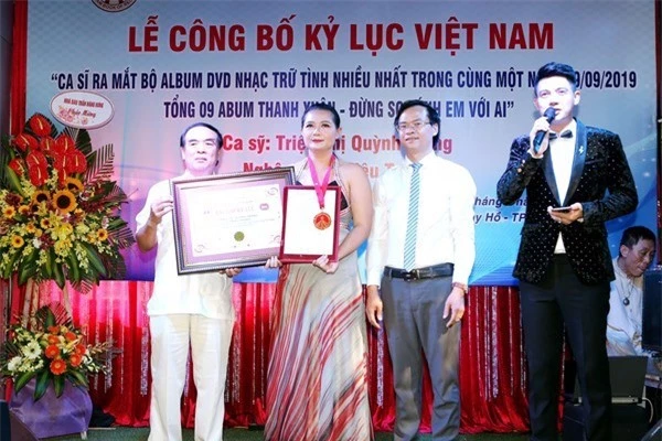 Ca sĩ Triệu Trang được công nhận Kỷ lục Guinness Việt Nam - Ảnh 1.
