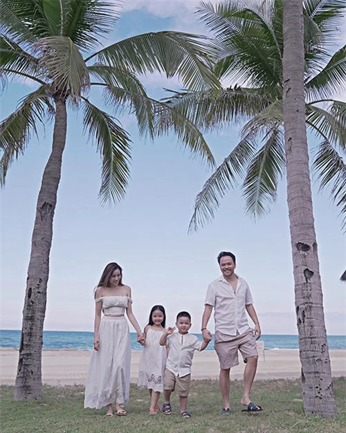 Gia đình Trang Nhung mặc ton-sur-ton trắng trong chuyến đi biển. Đây là lần đầu tiên vợ chồng nữ diễn viên vi vu ngoài Hà Nội và TP HCM, kể từ khi dịch Covid-19 bùng phát.