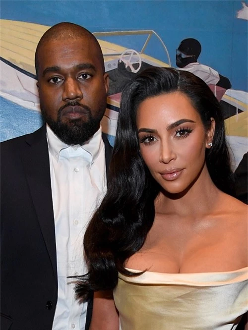 Kanye West từ chối gặp vợ và những người nhà vợ. Tuy vậy anh vẫn đón tiếp Hailey Bieber - bạn thân của hai em gái Kim là Kendall Jenner và Kylie Jenner.