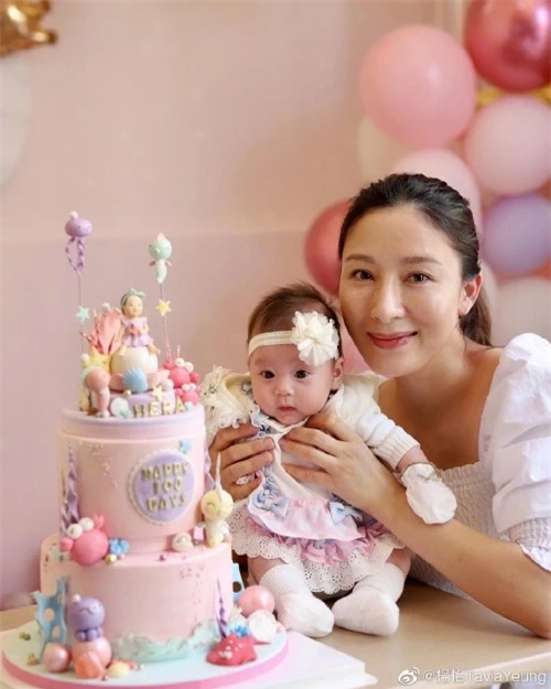 Dương Di lại dáng vóc sau hơn 3 tháng sinh con. Niềm hạnh phúc ngâp tràn trên gương mặt cô. Để có được em bé Tiểu Trân Châu, cô đã phải nỗ lực rất nhiều.