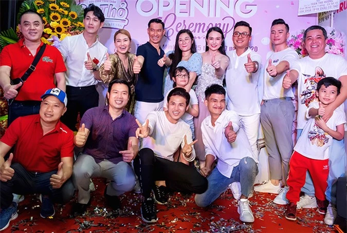 [Caption]Sau cửa hàng tại TPHCM, Huy Khánh – Mạc Anh Thư tiếp tục mở thêm chi nhánh tại Bình Dương và Kiên Giang.