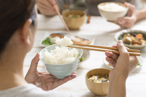 Thói quen ăn cơm dễ gây ung thư mà nhiều người Việt Nam vẫn vô tư phạm phải