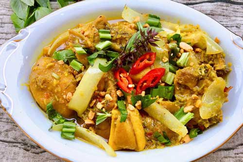 Thịt gà đừng luộc hay rang, om với nước cốt dừa vừa lạ miệng, lại béo ngậy hấp dẫn