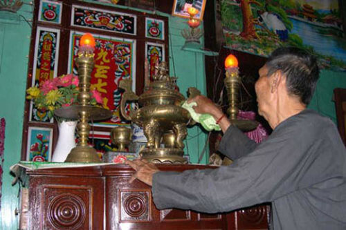 Chớ dại dùng nước lã lau bàn thờ, lấy thứ nước này 'thần linh gật đầu ưng ý', tiền bạc 'ùn ùn' kéo về nhà