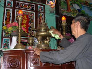 Chớ dại dùng nước lã lau bàn thờ, lấy thứ nước này 'thần linh gật đầu ưng ý', tiền bạc 'ùn ùn' kéo về nhà