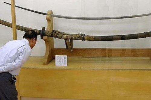 Bí ẩn về thanh kiếm dài 3,7m, nặng gần 15kg, từng bị nghi là vũ khí của người khổng lồ