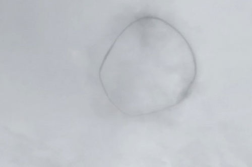 Vòng tròn đen bí ẩn, nghi là UFO xuất hiện trên bầu trời Canada