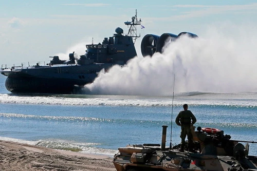 Sự cố đáng tiếc đã diễn ra trong cuộc diễn tập đổ bộ của Hải quân Nga. Ảnh: Lenta.