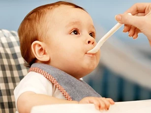 Mẹ cho con ăn váng sữa theo cách này bé "lớn nhanh như thổi"