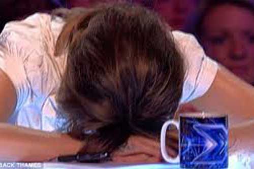 Tác hại của việc ngủ gục đầu xuống bàn