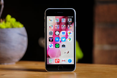 Samsung ế hàng cao cấp, Apple vẫn sống khỏe nhờ iPhone giá rẻ