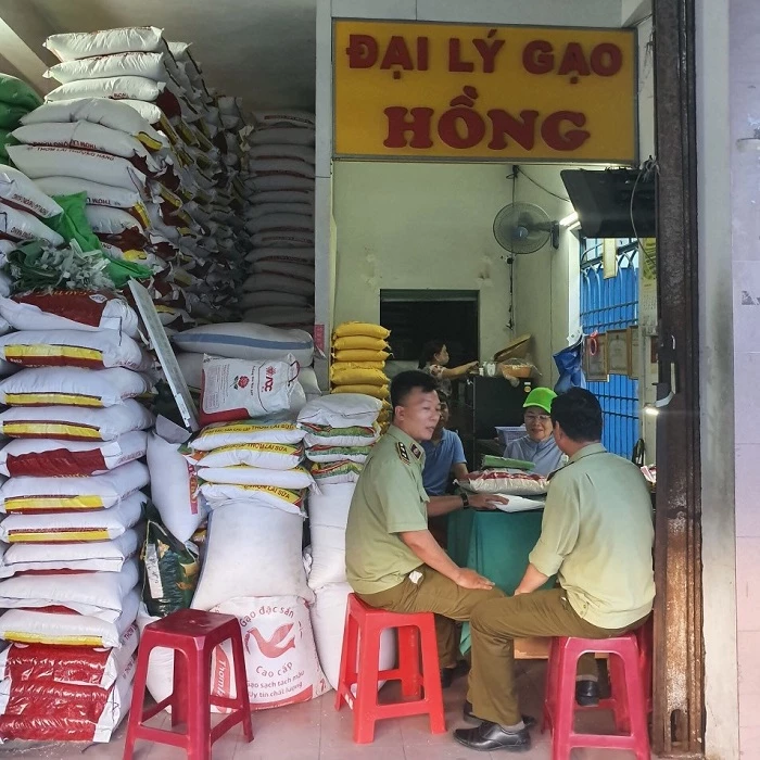 Tổ công tác đang tiến hành kiểm tra các cửa hàng kinh doanh trên địa bàn thành phố Đà Nẵng