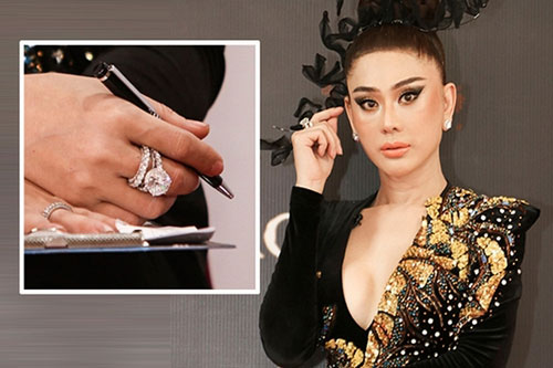 Lâm Khánh Chi đeo trang sức kim cương đi event