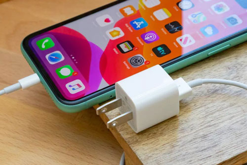 Bán 'iPhone trần', Apple bảo vệ môi trường hay tham lam?