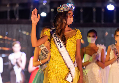 Hoa hậu Tây Ban Nha đeo khẩu trang khi đăng quang