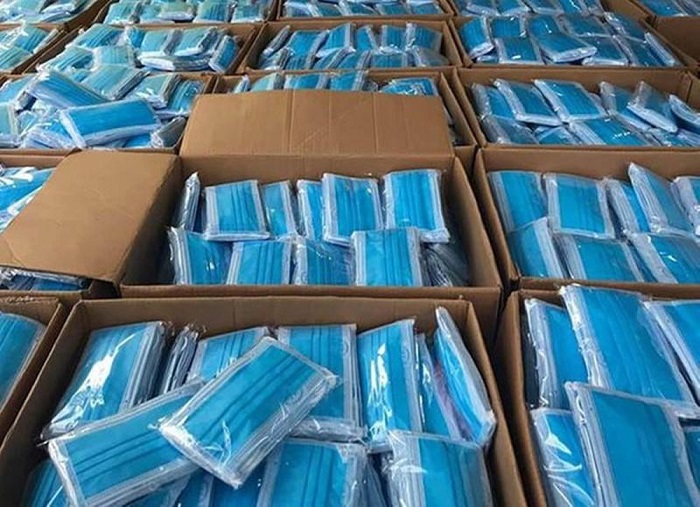 Khẩu trang y tế bị đẩy giá từng giờ, tiểu thương giành giật nhau từng thùng khẩu trang