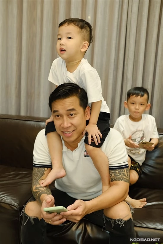 Sau giờ cơm, gia đình sinh hoạt ở phòng cách. Ngoài xem phim hoạt hình, Lê Hoàng còn dạy hai con học hát. Theo anh, Chíp bộc lộ năng khiếu và đam mê âm nhạc từ nhỏ.