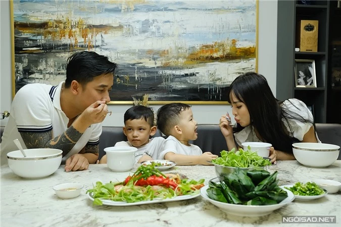 Khoảnh khắc sum vầy hạnh phúc của gia đình Lê Hoàng trong bữa tối.