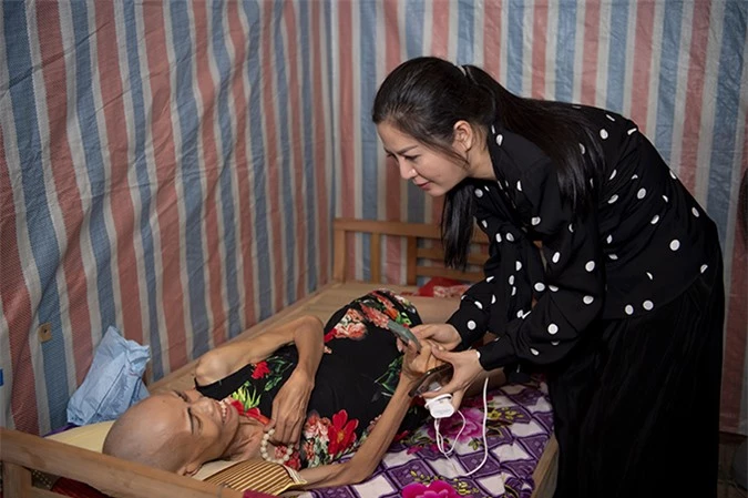 Đinh Hiền Anh trao 50 triệu đồng cho chị Bình, một bệnh nhân ung thư giai đoạn cuối tại thành phố Vinh, Nghệ An.