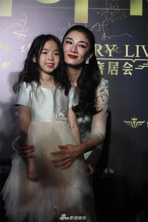 Huỳnh Dịch cùng con gái dự sự kiện.