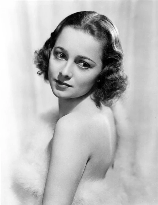 Olivia de Havilland sinh năm 1916, bén duyên điện ảnh Hollywood từ năm 17 tuổi.