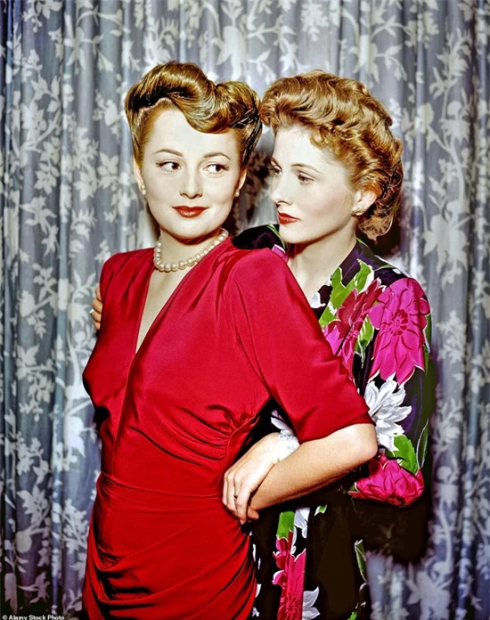 Olivia (trái) và người em gái Joan Fontaine‍ đều là những diễn viên tài năng, từng nhiều lần cạnh tranh tượng vàng danh giá. Tuy nhiên hai chị em mỹ nhân Hollywood bất hòa trong nhiều năm.