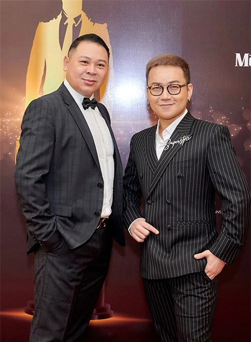 Đạo diễn Hiếu Tâm hội ngộ nhà thiết kế Chung Thanh Phong trên thảm đỏ.