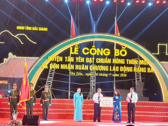 Thừa ủy quyền của Chủ tịch nước, Bí thư Tỉnh ủy Bùi Văn Hải trao tặng Huân chương Lao động hạng Ba cho cán bộ, nhân dân huyện Tân Yên 