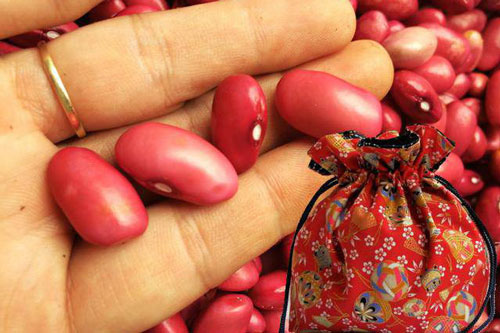 Âm thầm đặt thứ này dưới gối ngủ, gia chủ dễ hưởng phúc giàu sang, tiền bạc về chật két