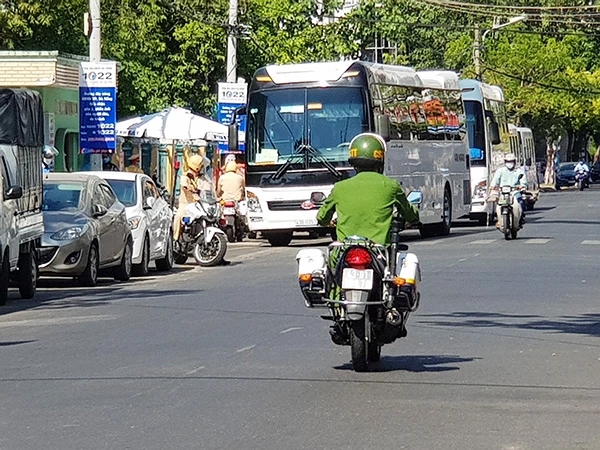 Từ chiều 27/7, lực lượng chức năng Đà Nẵng đã bắt đầu triển khai để thực hiện phong tỏa 3 bệnh viện và 4 đoạn tuyến đường bao quanh các đoạn tuyến đường này kể từ 0h ngày 28/7 (Ảnh: HC)