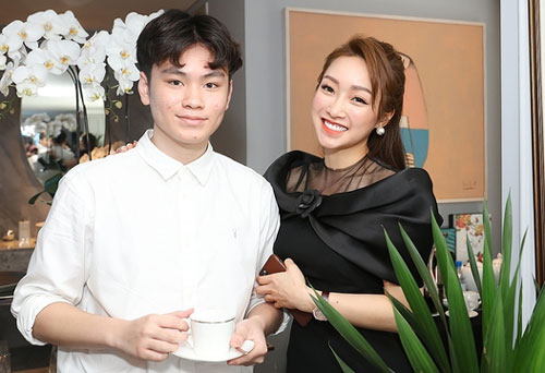 Lý Thùy Chang quan tâm con trai Chi Bảo ở event