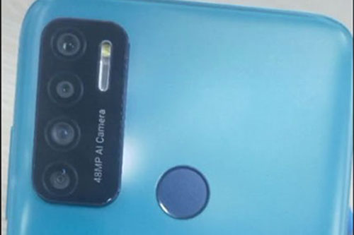 Điện thoại Vsmart bí ẩn, xuất hiện với màn hình đục lỗ, 4 camera sau