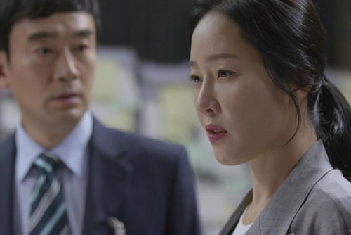 Chồng chấp nhận làm hậu phương cho vợ để nhận được "phần thưởng" đắng nghét sau cùng