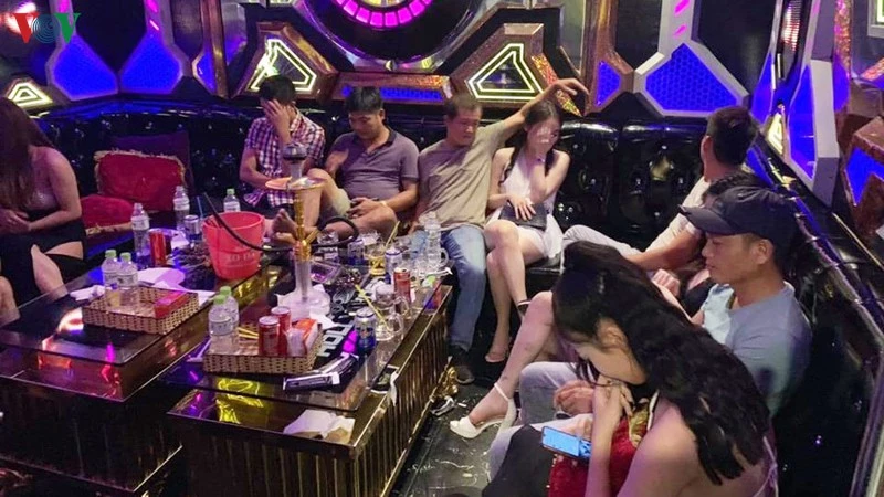 Nhiều người sử dụng ma túy tạiđiểm karaoke Hollywood.