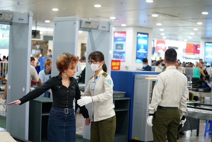 Kiểm soát chặt thân nhiệt hành khách đến TP.HCM từ các tỉnh, thành tại sân bay Tân Sơn Nhất trước đó 