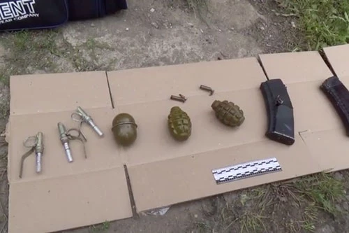 Vũ khí của nghi phạm được giới chức Nga thu giữ. Ảnh: Cơ quan an ninh LB Nga.