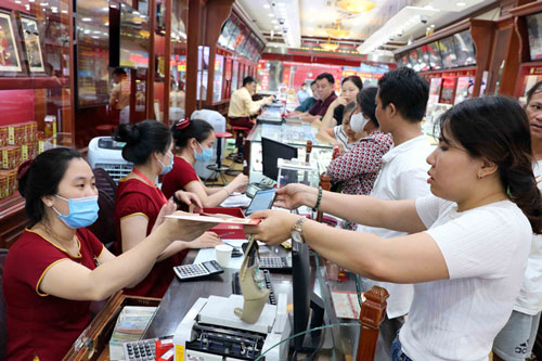 Sau khi lên đỉnh, giá vàng trong nước quay đầu giảm mạnh