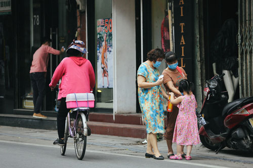 Người dân Hà Nội lại "chăm" đeo khẩu trang sau hàng loạt ca COVID-19 mới