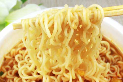 Đây là nguyên nhân vì sao bạn nên hạn chế ăn mì tôm