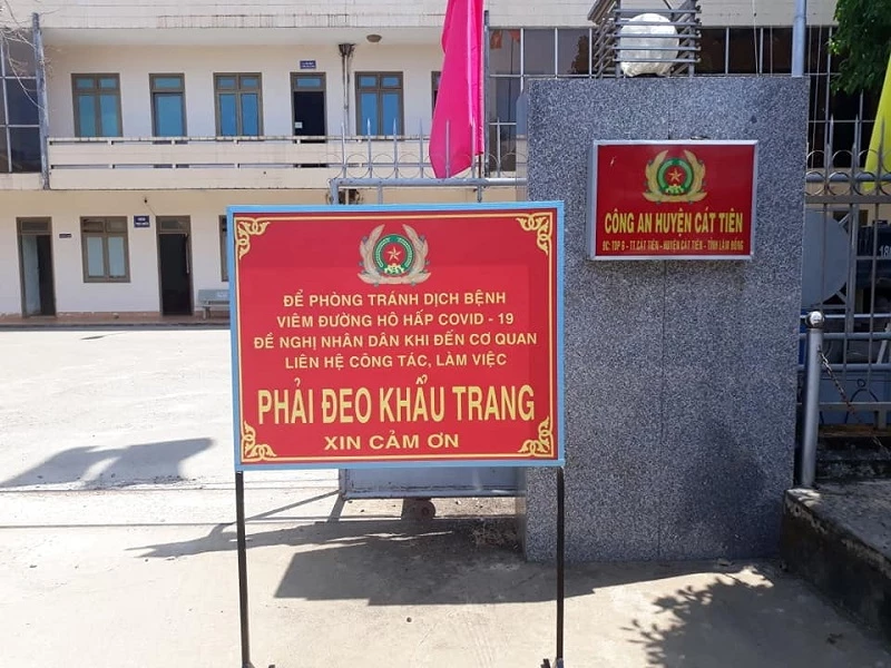 Sau chỉ đạo của Chủ tịch UBND tỉnh Lâm Đồng, sáng 28/7, nhiều nơi trên địa bàn tỉnh đã đặt biển khuyến cáo người dân phải đeo khẩu trang.   
