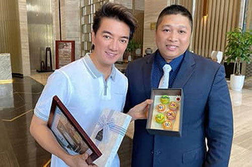 Đàm Vĩnh Hưng khoe fan khắp mọi nơi, đi đâu cũng được chăm sóc tận răng