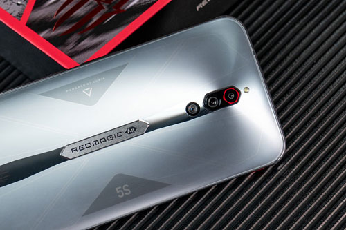 Ảnh chi tiết smartphone RAM 16 GB, pin sạc siêu tốc, màn hình 144Hz, giá hấp dẫn