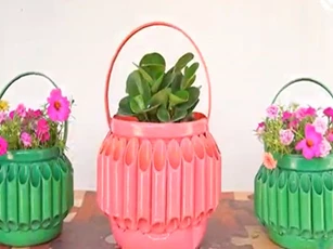 CLIP: Hướng dẫn làm chậu trồng hoa tuyệt đẹp từ chai nhựa và ống nước